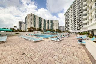 Balcony and Community Perks Coastal Hollywood Condo - Hollywood - 8