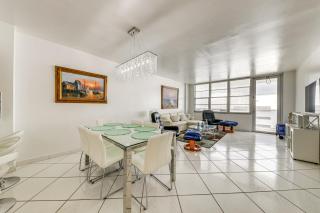 Balcony and Community Perks Coastal Hollywood Condo - Hollywood - 0
