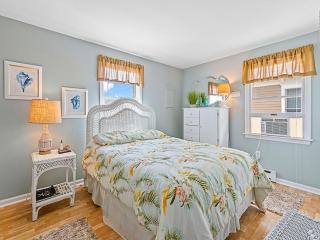 Wifi, Outdoor Shower, Deck, Ocean Side 2Nd Floor Duplex Ocean Side 1St Floor Duplex, A Short Walk From The Best Lbi Attractions, A Small Park, And, - Beach Haven - 2