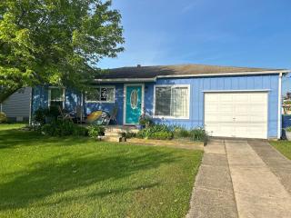 Blue Betty- 3 BDRM Mid-Century Charmer Near Beach - 9