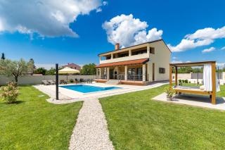 Einladende Villa mit einem Außenbereich, der mit Pool, Terrasse, Outdoor-Kitchen und grüner Aussicht keine Wünsche offen lässt - Juršići - 0