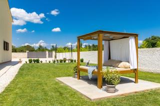 Einladende Villa mit einem Außenbereich, der mit Pool, Terrasse, Outdoor-Kitchen und grüner Aussicht keine Wünsche offen lässt - Juršići - 8