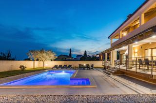 Einladende Villa mit einem Außenbereich, der mit Pool, Terrasse, Outdoor-Kitchen und grüner Aussicht keine Wünsche offen lässt - Juršići - 3