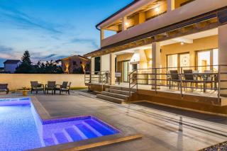 Einladende Villa mit einem Außenbereich, der mit Pool, Terrasse, Outdoor-Kitchen und grüner Aussicht keine Wünsche offen lässt - Juršići - 2
