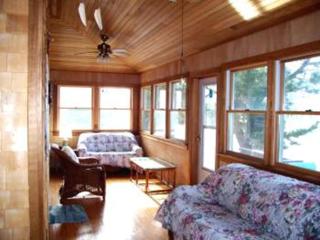 Ship Bottom Ocean Block Beach Cottage, Great Location Only 3 Houses From The Sand And Surf, Walking Distance To Shops, Dining And Mini Golf 11490 - Ship Bottom - 7
