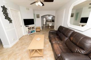 Enchanting 2-Bedroom Ground Floor Beach Condo at Cape Canaveral WiFi & AC - Cape Canaveral - 4