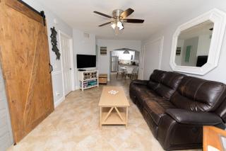 Enchanting 2-Bedroom Ground Floor Beach Condo at Cape Canaveral WiFi & AC - Cape Canaveral - 2