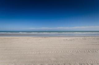 Enchanting 2-Bedroom Ground Floor Beach Condo at Cape Canaveral WiFi & AC - Cape Canaveral - 9
