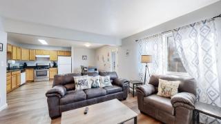 Great two bedroom spot near airport - 6