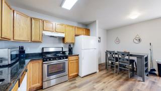 Great two bedroom spot near airport - 8