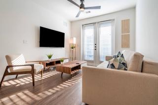 Modern Space near UT King Bed - Austin - 6