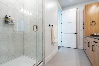 Modern Space near UT King Bed - Austin - 3