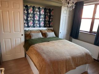 The Vales - Stylish 1-Bed with Free Parking 1-Min Walk to C2C Station - 8