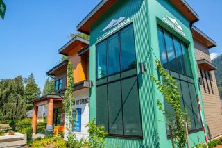 2 Bedroom with Lake and Mtn Views - Harrison Hot Springs - 2