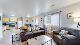 Spacious two bedroom apartment near DIA - 7