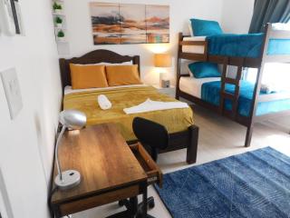 Sunset 205, sleeps six, next door to the pool, 100m to the beach! - Jacó - 6