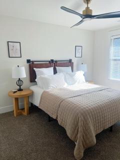 Boho, Modern Home with Spacious Rooms and Hot Tub - Boise - 7