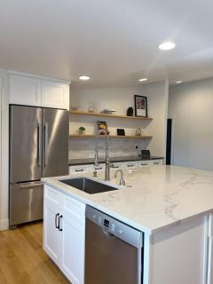 Boho, Modern Home with Spacious Rooms and Hot Tub - Boise - 3