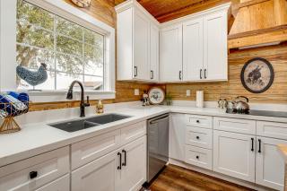 Furnished Deck and Views Rural Schulenburg Retreat - Schulenburg - 2