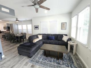 Neat Retreat-Comfortable & Cozy 2 BR,Close to all! - 9