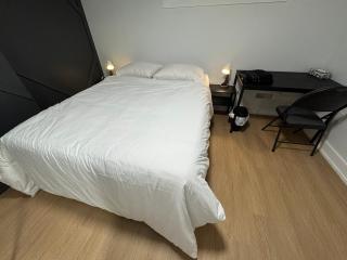 Spacious Room 01, Airport, Free Pkg, Sep Entrance, Shared Bathroom - Toronto - 0