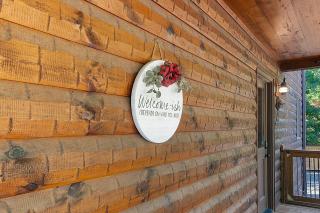 L Attitude Adjustment - Mineral Bluff GA - Enjoy king suites, a hot tub, a game room, a wood-burning fireplace, and a fenced yar - Mineral Bluff - 6