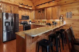 L Attitude Adjustment - Mineral Bluff GA - Enjoy king suites, a hot tub, a game room, a wood-burning fireplace, and a fenced yar - Mineral Bluff - 5