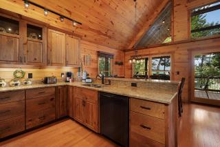 L Attitude Adjustment - Mineral Bluff GA - Enjoy king suites, a hot tub, a game room, a wood-burning fireplace, and a fenced yar - Mineral Bluff - 4