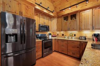 L Attitude Adjustment - Mineral Bluff GA - Enjoy king suites, a hot tub, a game room, a wood-burning fireplace, and a fenced yar - Mineral Bluff - 3
