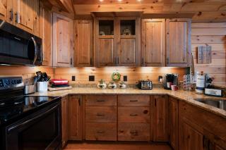 L Attitude Adjustment - Mineral Bluff GA - Enjoy king suites, a hot tub, a game room, a wood-burning fireplace, and a fenced yar - Mineral Bluff - 1