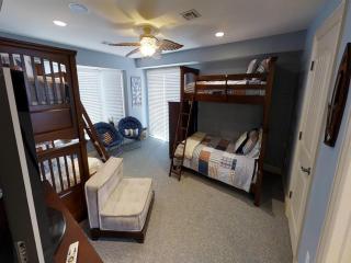 Surf City Home With A Pool! One Off The Ocean, Five Bedrooms-Four Baths, Several Decks With Ocean Views! Corner Property On Ocean Terrace, Just, - Surf City - 9