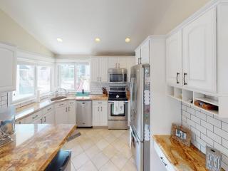 Wifi, Decks, Private Yard, Beach Badges, Beach Chairs, Keurig, O-S, W-D, 3Rd Off The Beach, - Brant Beach - 1