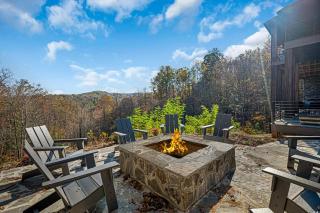 The Seven Hills - Upscale Georgia Mountain Cabin - Indulge in breathtaking views, a covered hot tub, game room, firepit, and ele - Blue Ridge - 7