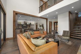 The Seven Hills - Upscale Georgia Mountain Cabin - Indulge in breathtaking views, a covered hot tub, game room, firepit, and ele - Blue Ridge - 2