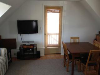Beach Badges, Wifi, Outdoor Shower, Deck,ocean Side Duplex In Brighton Beach - Brighton Beach - 9