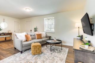 4 Mi to Dtwn Dog-Friendly Fayetteville Home - 0