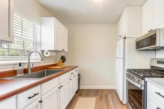 4 Mi to Dtwn Dog-Friendly Fayetteville Home - 1