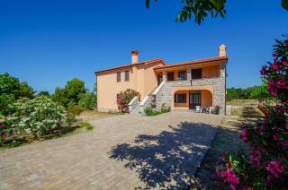 RENATOEMILIA spacious apartment with courtyard - Koromačno - 8