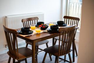 Luxury Apartment Near City Airport - with gym and free parking Sleeps 8 - 4