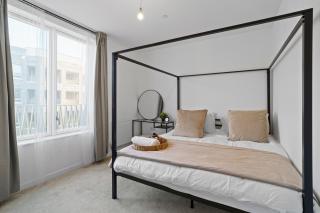 Luxury Apartment Near City Airport - with gym and free parking Sleeps 8 - 1