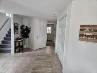 Single Family, Ocean Block, Wifi, Washer And Dryer, Second 2Nd Home From The Ocean! 2Nd From Ocean Contemporary Ship Bottom Home 14010 - 2