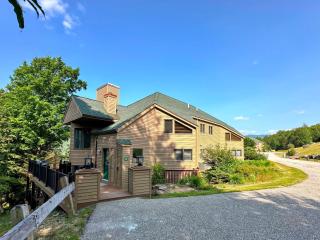 C13 Beautiful Bretton Woods ski in ski out townhouse Pool gym passes - 0