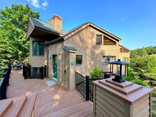 C13 Beautiful Bretton Woods ski in ski out townhouse Pool gym passes - 9