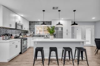 Sunny Simi Valley Valley 4BR 3BR LTR Modern Home Dedicated Work Place High Speed internet - 0