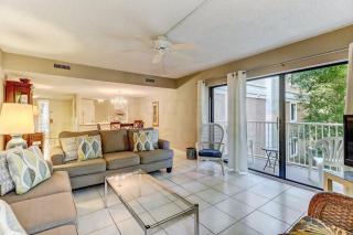 Pool View Beachwood Condo - 9