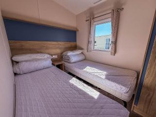 Lovely 6 Berth Caravan Close To The Beach In Suffolk Ref 68030Bs - Lowestoft - 4