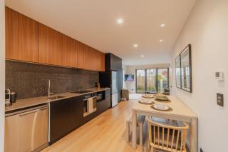 Bright 2BR w Yard Washer Full Kitchen - Christchurch - 9