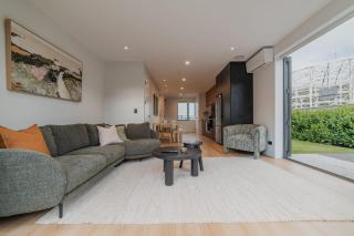 Bright 2BR w Yard Washer Full Kitchen - Christchurch - 0