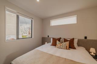Bright 2BR w Yard Washer Full Kitchen - Christchurch - 6