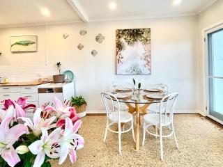 'SEAVIEW' - Stunning Coastal Views, Opposite Shaws Bay, Pet Friendly, Sleeps 4 - East Ballina - 4